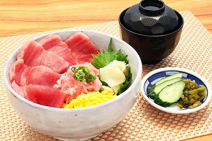 まぐろ二色丼